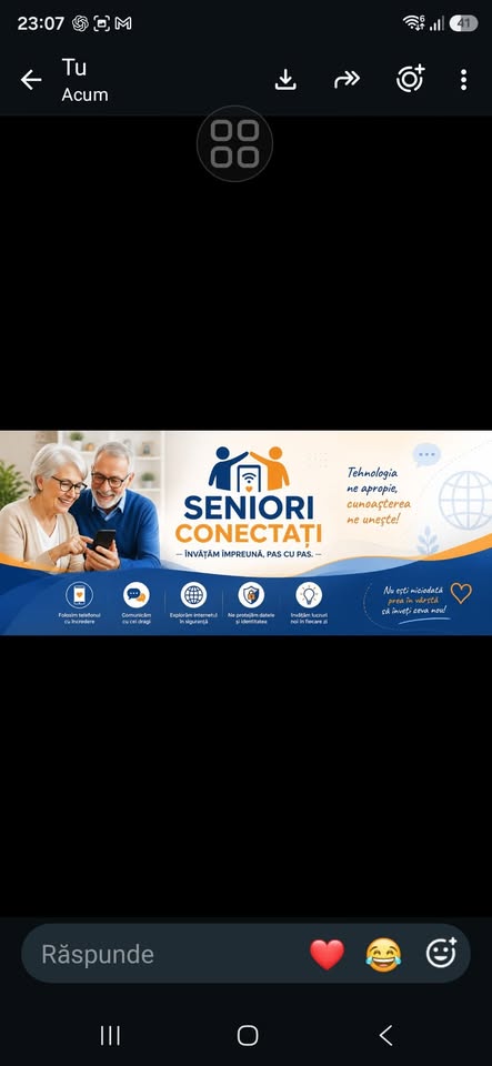 Desenul mare Seniori Conectați folosit pe Facebook